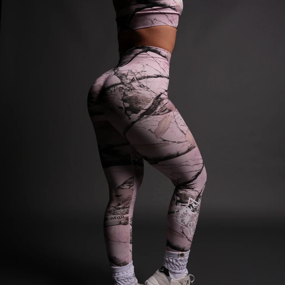 OUR PASSION EVERSON SEAMLESS SCRUNCH LEGGINGS in BEOWN/LIGHT MAUVE WOODLAND CAMO - Picture 4 of 15